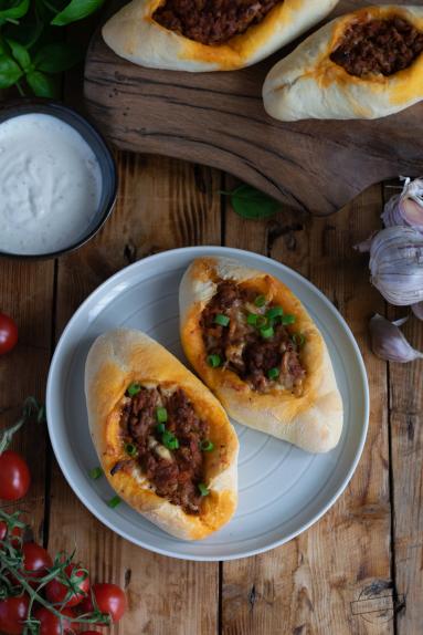 Zdjęcie - Drożdżowe łódeczki z mięsnym nadzieniem - Przepisy kulinarne ze zdjęciami