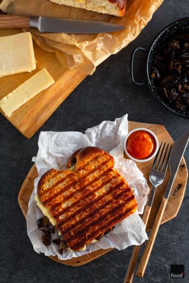 Zdjęcie - Tosty z brioszki z pieczarkami i serem cheddar - Przepisy kulinarne ze zdjęciami
