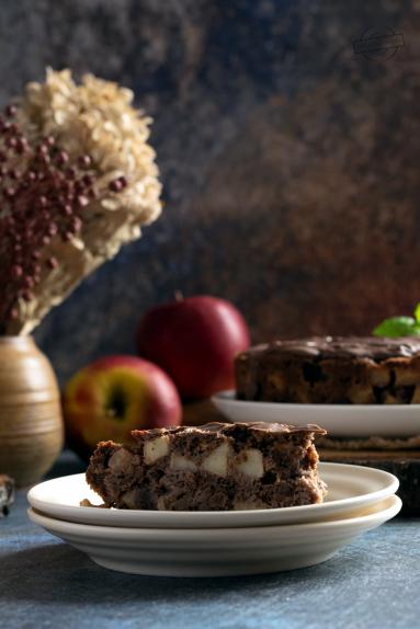 Zdjęcie - Ciasto czekoladowe z rumowymi jabłkami - Przepisy kulinarne ze zdjęciami