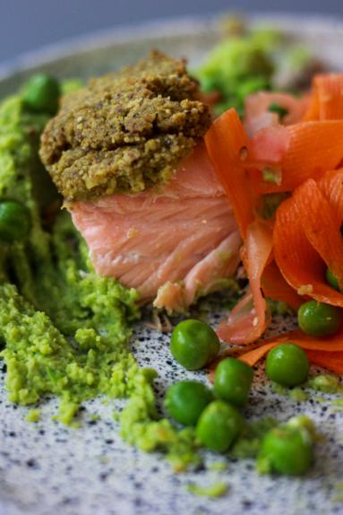 Zdjęcie - Obiady czwartkowe: pistacjowy łosoś i puree z groszku - Przepisy kulinarne ze zdjęciami