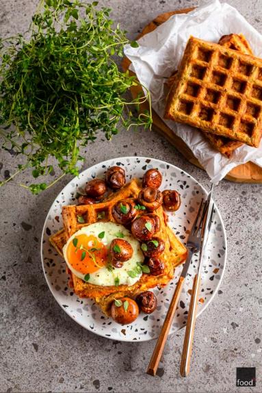 Zdjęcie - Gofry ziemniaczane z pieczarkami jajkiem sadzonym - Przepisy kulinarne ze zdjęciami