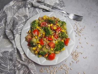 Zdjęcie - Szybka sałatka z tuńczykiem i brokułami - Przepisy kulinarne ze zdjęciami