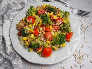 Zdjęcie - Szybka sałatka z tuńczykiem i brokułami - Przepisy kulinarne ze zdjęciami