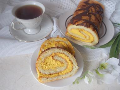 Zdjęcie - Rolada biszkoptowa z kremem mango - Przepisy kulinarne ze zdjęciami