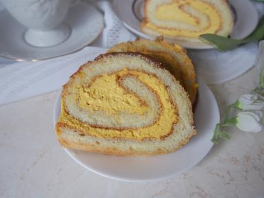 Zdjęcie - Rolada biszkoptowa z kremem mango - Przepisy kulinarne ze zdjęciami