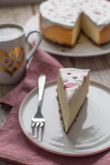 Zdjęcie - Ciasto na Walentynki (i nie tylko ;) czyli najlepszy sernik z białą czekoladą - Przepisy kulinarne ze zdjęciami