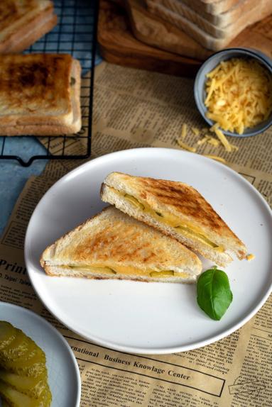 Zdjęcie - Tosty z ogórkiem konserwowym i cheddarem - Przepisy kulinarne ze zdjęciami