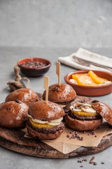 Zdjęcie - Czekoladowe burgery z owocami - Przepisy kulinarne ze zdjęciami