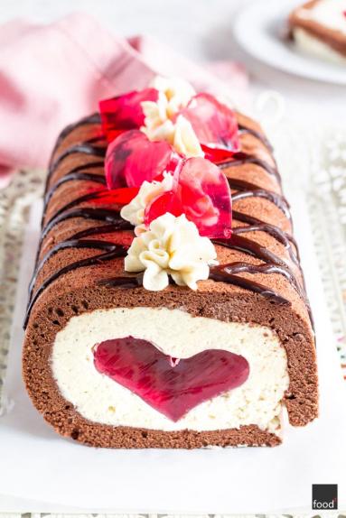 Zdjęcie - Walentynkowa rolada biszkoptowa z kremem z białą czekoladą i galaretką - Przepisy kulinarne ze zdjęciami