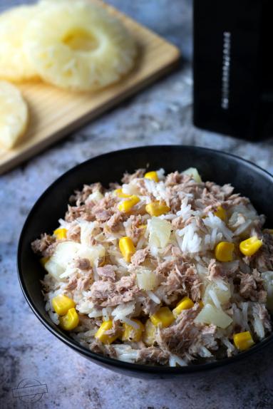Zdjęcie - Sałatka ryżowa z tuńczykiem i ananasem - Przepisy kulinarne ze zdjęciami