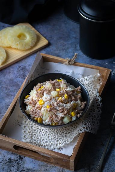 Zdjęcie - Sałatka ryżowa z tuńczykiem i ananasem - Przepisy kulinarne ze zdjęciami