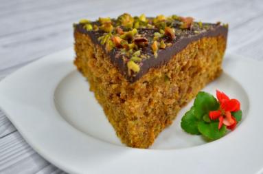 Zdjęcie - Ciasto marchewkowe z pistacjami i polewą czekoladową - Przepisy kulinarne ze zdjęciami