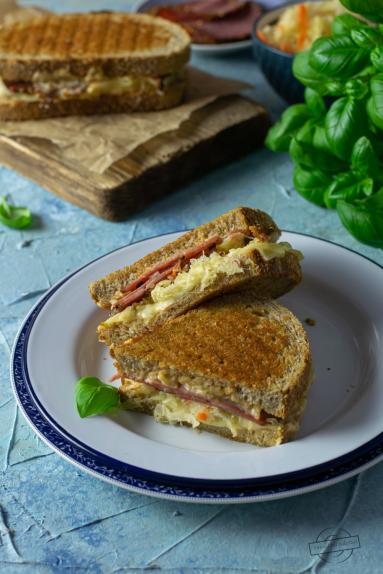 Zdjęcie - Tosty z pastrami oraz kiszoną kapustą – a’la Reuben Sandwich - Przepisy kulinarne ze zdjęciami