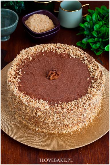 Zdjęcie - Tort orzechowy z kremem czekoladowym - Przepisy kulinarne ze zdjęciami