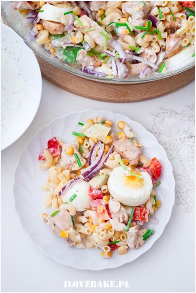 Zdjęcie - Sałatka z kurczakiem, awokado i makaronem - Przepisy kulinarne ze zdjęciami