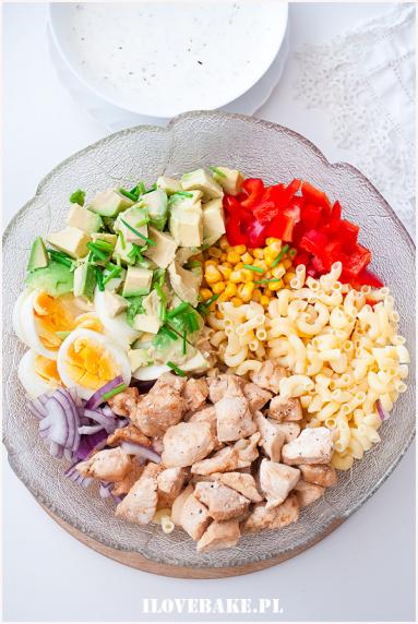 Zdjęcie - Sałatka z kurczakiem, awokado i makaronem - Przepisy kulinarne ze zdjęciami