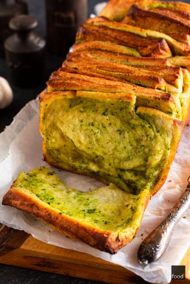 Zdjęcie - Chlebek do odrywania z masłem czosnkowo-ziołowym - Przepisy kulinarne ze zdjęciami