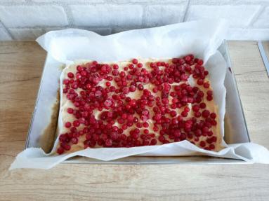 Zdjęcie - Ciasto z czerwoną porzeczką pod kruszonką - Przepisy kulinarne ze zdjęciami