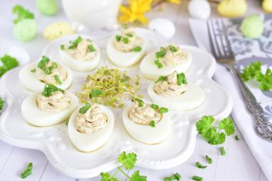 Zdjęcie - Jajka faszerowane pieczarkami i chrzanowym serkiem - Przepisy kulinarne ze zdjęciami
