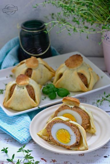 Zdjęcie - Jajka otulone mięsem zapiekane w cieście francuskim - Przepisy kulinarne ze zdjęciami