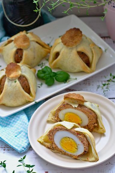 Zdjęcie - Jajka otulone mięsem zapiekane w cieście francuskim - Przepisy kulinarne ze zdjęciami