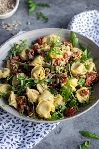 Zdjęcie - Sałatka z makaronem orzo i brokułami - Przepisy kulinarne ze zdjęciami