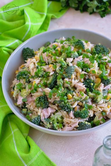 Zdjęcie - Sałatka z makaronem orzo i brokułami - Przepisy kulinarne ze zdjęciami