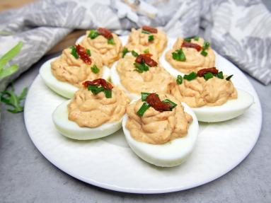 Zdjęcie - Jajka faszerowane suszonymi pomidorami - Przepisy kulinarne ze zdjęciami