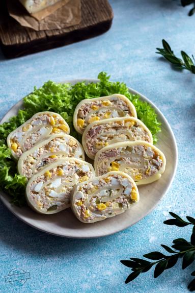 Zdjęcie - Serowa rolada z tuńczykiem i jajkami - Przepisy kulinarne ze zdjęciami