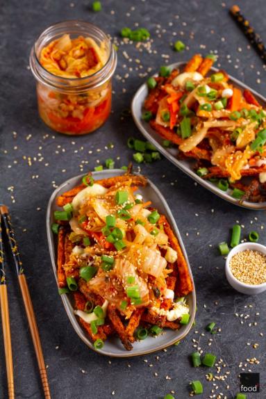 Zdjęcie - K-fries – frytki z batatów po koreańsku z kimchi i sosem serowym - Przepisy kulinarne ze zdjęciami