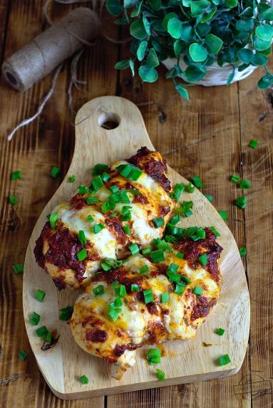Zdjęcie - Pomidorowy filet z kurczaka z mozzarellą - Przepisy kulinarne ze zdjęciami
