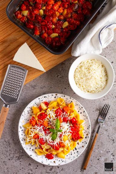 Zdjęcie - Makaron z pieczonymi pomidorami i serem ricotta salata - Przepisy kulinarne ze zdjęciami