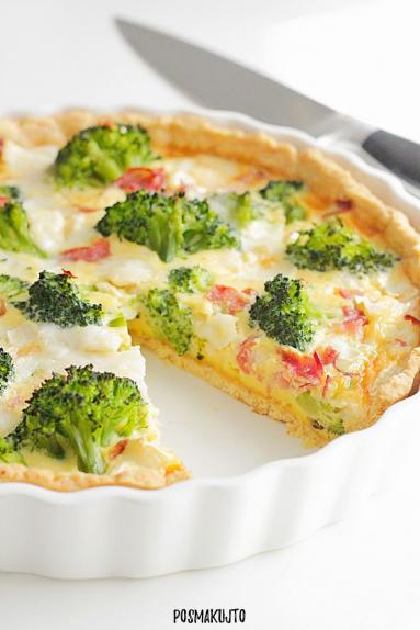 Zdjęcie - Tarta z brokułami, szynką i serem kozim - Przepisy kulinarne ze zdjęciami