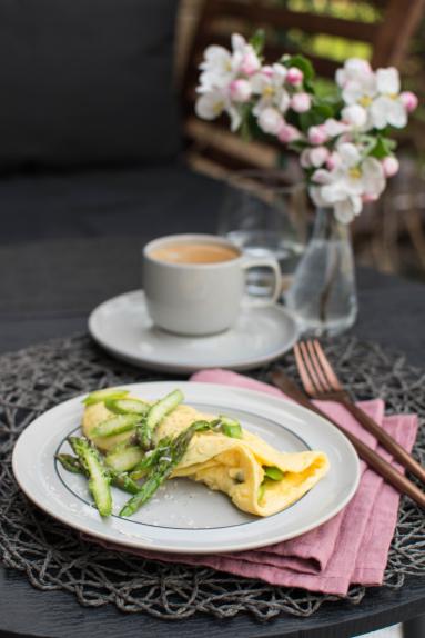 Zdjęcie - Omlet ze szparagami - Przepisy kulinarne ze zdjęciami
