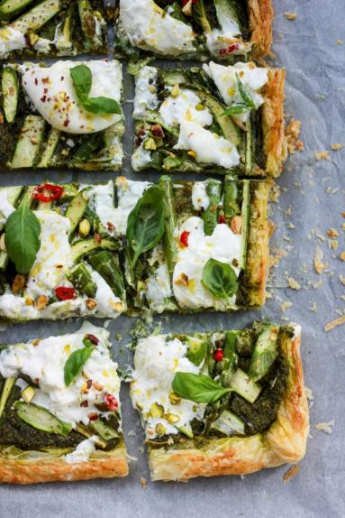 Zdjęcie - Tarta na cieście francuskim z pesto pistacjowym i szparagami - Przepisy kulinarne ze zdjęciami
