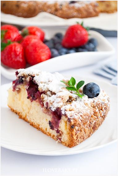 Zdjęcie - Ciasto z owocami i kruszonką - Przepisy kulinarne ze zdjęciami