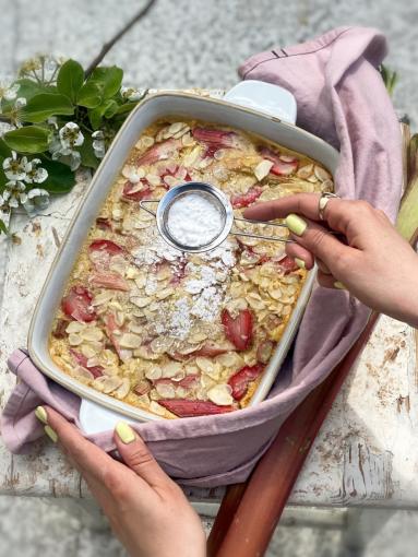 Zdjęcie - Clafoutis z rabarbarem i truskawkami - Przepisy kulinarne ze zdjęciami
