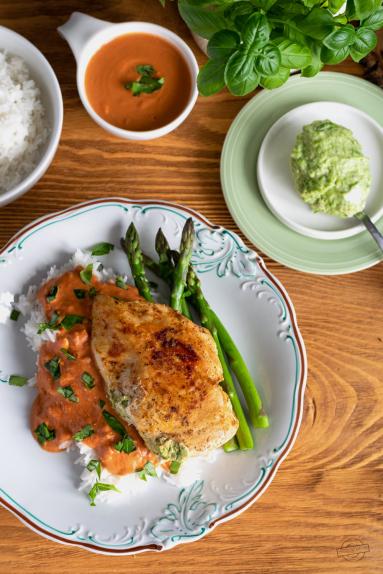 Zdjęcie - Kurczak ze szparagami, z ryżem w sosie pomidorowym - Przepisy kulinarne ze zdjęciami