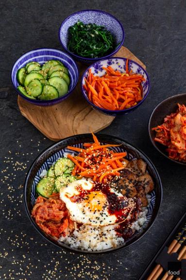 Zdjęcie - Bibimbap – mieszany ryż z warzywami i jajkiem po koreańsku - Przepisy kulinarne ze zdjęciami