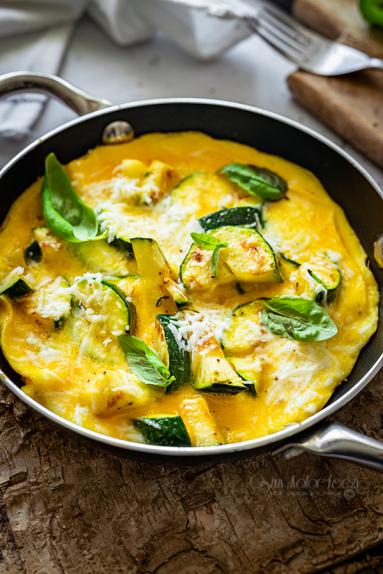 Zdjęcie - Omlet z cukinią i pecorino – szybki lunch lub wyjątkowe śniadanie - Przepisy kulinarne ze zdjęciami