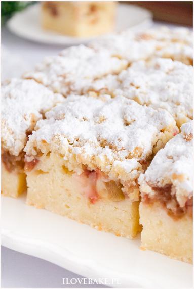 Zdjęcie - Ciasto z rabarbarem na kefirze - Przepisy kulinarne ze zdjęciami
