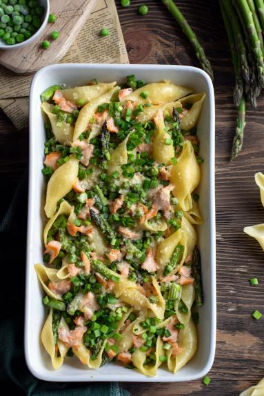 Zdjęcie - Makaronowe muszle z łososiem i szparagami - Przepisy kulinarne ze zdjęciami