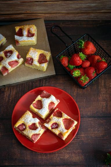 Zdjęcie - Jogurtowe ciasto z truskawkami - Przepisy kulinarne ze zdjęciami