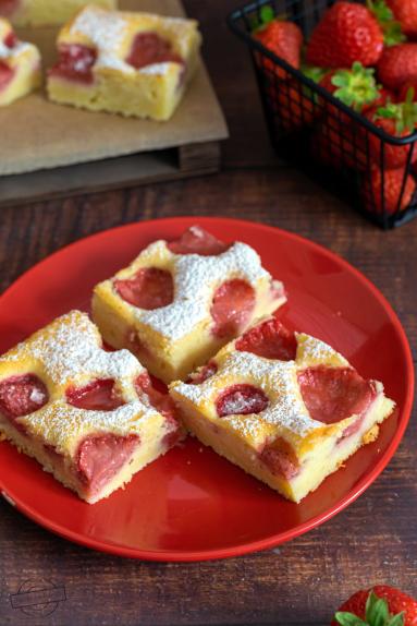 Zdjęcie - Jogurtowe ciasto z truskawkami - Przepisy kulinarne ze zdjęciami