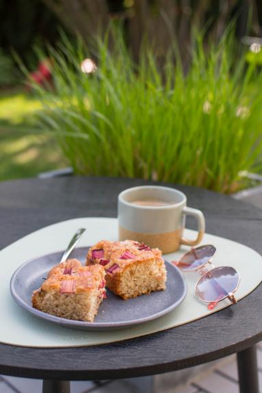 Zdjęcie - Ciasto migdałowe z rabarbarem - Przepisy kulinarne ze zdjęciami