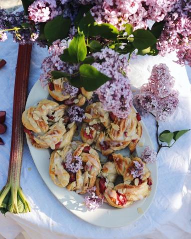 Zdjęcie - Cynamonowe wianuszki z rabarbarem - Przepisy kulinarne ze zdjęciami
