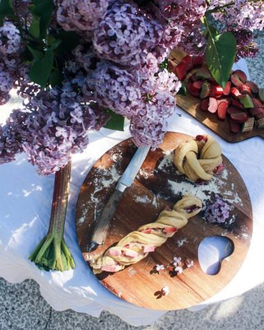 Zdjęcie - Cynamonowe wianuszki z rabarbarem - Przepisy kulinarne ze zdjęciami
