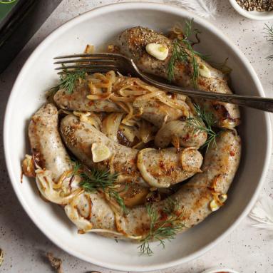 Zdjęcie - Biała kiełbasa z cebulą w białym winie - Przepisy kulinarne ze zdjęciami