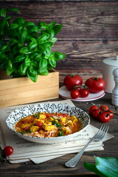 Zdjęcie - Kurczak curry z pomidorami i szpinakiem - Przepisy kulinarne ze zdjęciami