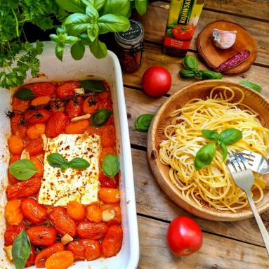 Zdjęcie - Makaron z fetą i pomidorkami koktajlowymi - Przepisy kulinarne ze zdjęciami